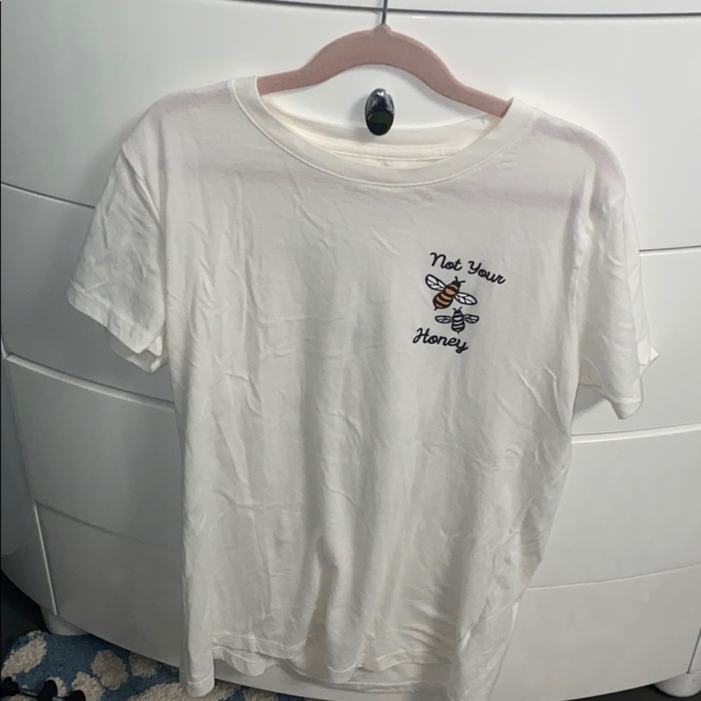 white short sleeve shirt with bee